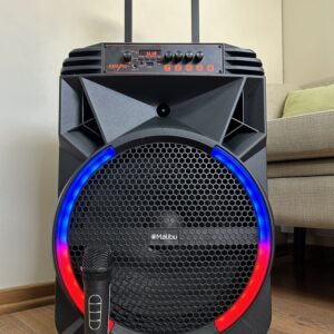 Parlante MALIBU 2*10 Pulgadas. 100W. 6000 mah Parlante tipo valija con Ruedas incluidas Bluetooth. Radio FM. Compatibilidad AUX/USB/TF Equalizador Tamaño: 40*28*57 cm Luces LED dinámicas. Entrada para micrófono. Incluye 1 control remoto (no incluye pila) Micrófono inalambrico incorporado. (Usa bateria recargable tipo CCable incluido) Peso: 4,80 kgs